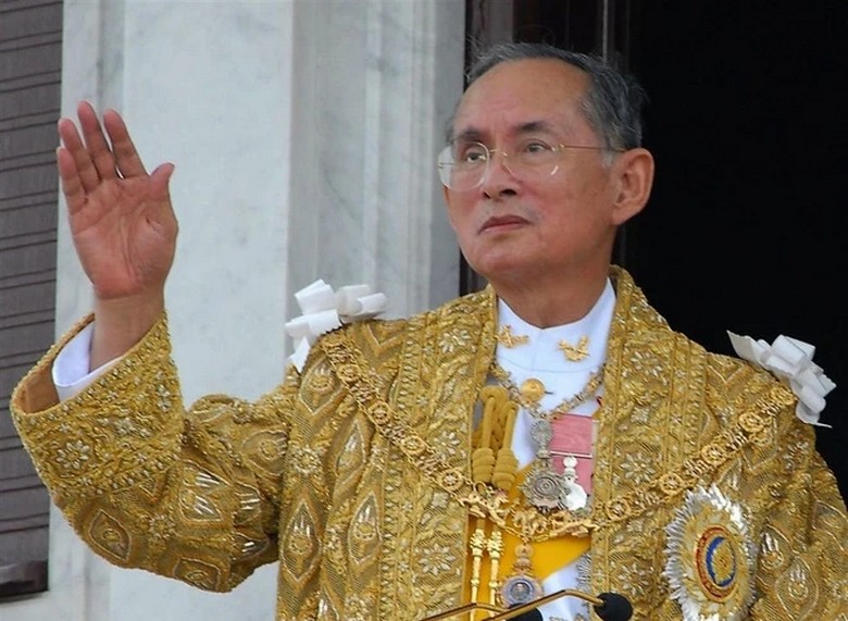 Chân dung cố Quốc vương Bhumibol được người dân trưng bày trang trọng trên đường phố