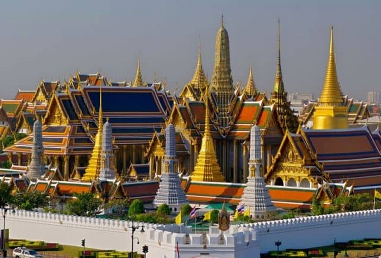 Chùa Phật Ngọc Wat Phra Kaew trong khuôn viên Cung điện Hoàng gia