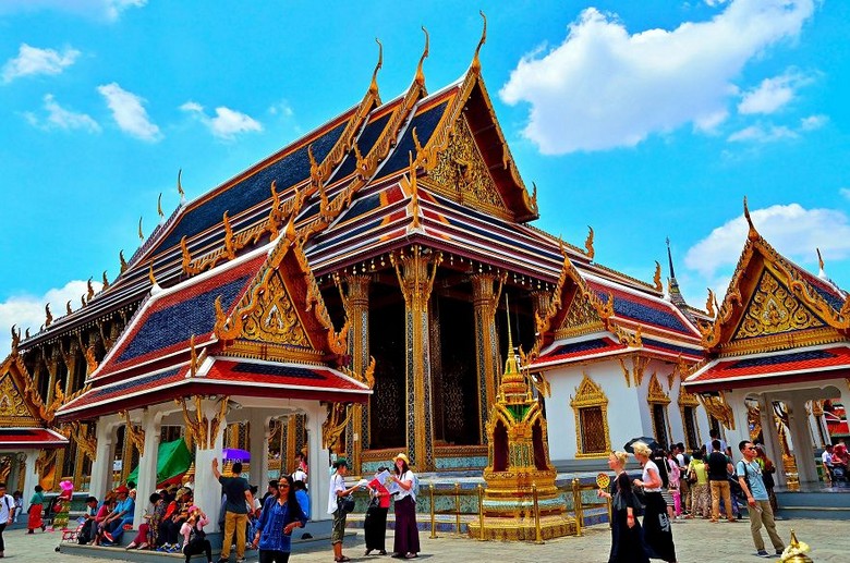 Du khách ăn mặc kín đáo, lịch sự khi tham quan Cung điện Hoàng gia Bangkok