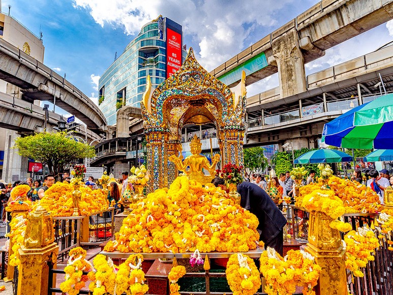 Du khách chắp tay vái trước tượng Phật trong một ngôi chùa ở Bangkok