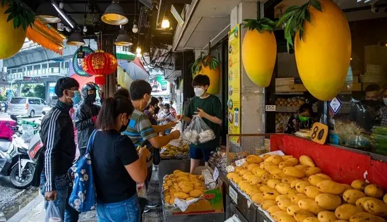 Góc bán xôi xoài tại chợ đêm Bangkok, người bán múc gạo nếp và cắt xoài tươi trước mặt khách
