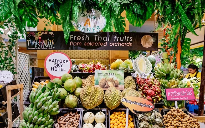 Khách trải nghiệm fruit buffet sầu riêng và măng cụt tại Thái Lan