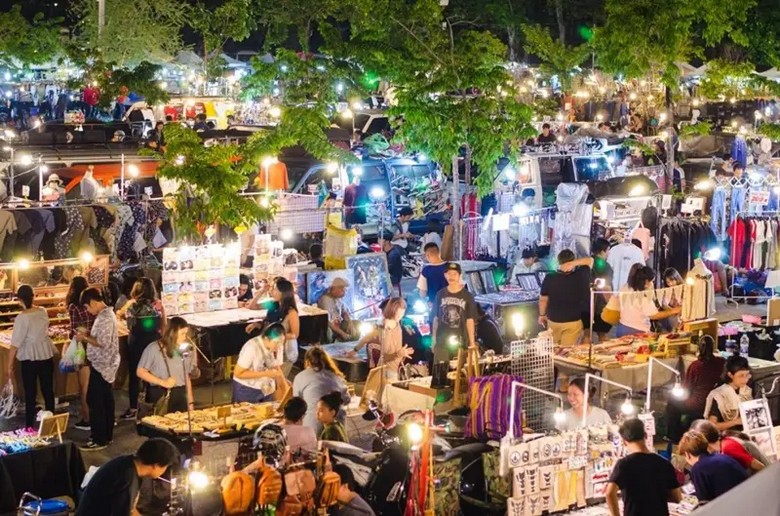 Khu ăn uống sầm uất ở Chatuchak Weekend Market Bangkok buổi tối