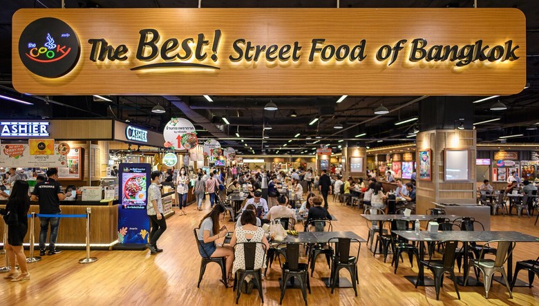 Khu food court trong trung tâm thương mại Bangkok, sạch sẽ và có chỗ ngồi cho gia đình