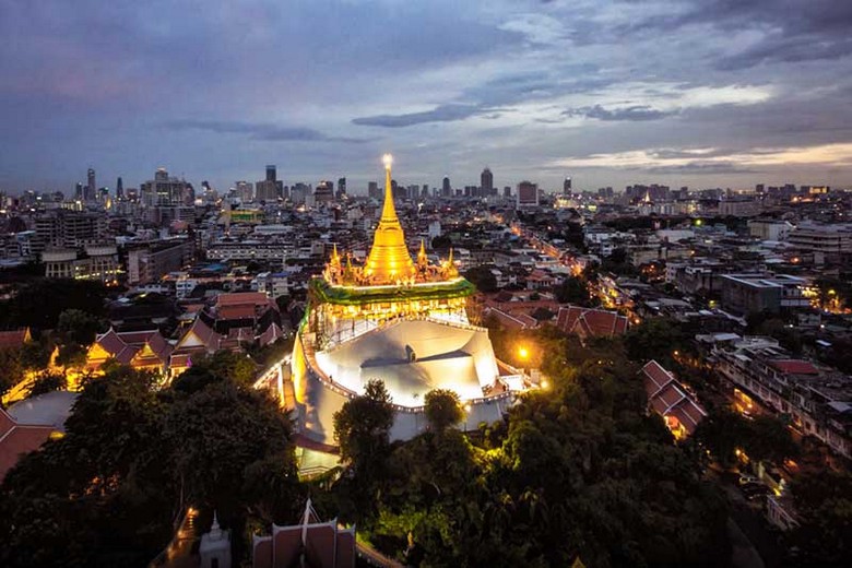 Khu phố Old City Bangkok ban đêm nhìn từ Wat Saket, ánh đèn vàng ấm