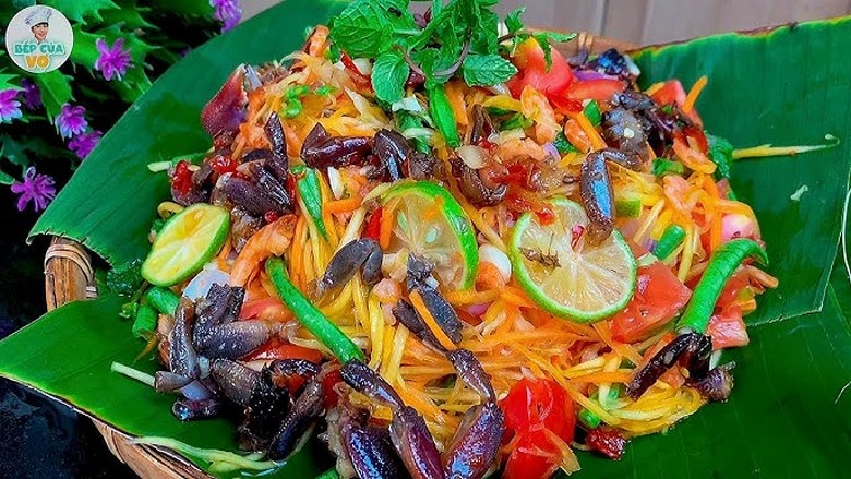 Mâm các món gỏi Thái nhiều màu bày trên bàn ăn