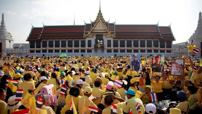 Người dân Thái mặc áo vàng trong một dịp lễ liên quan hoàng gia