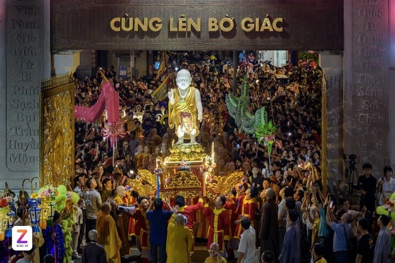Người dân quỳ chắp tay lễ Phật và dát lá vàng lên tượng