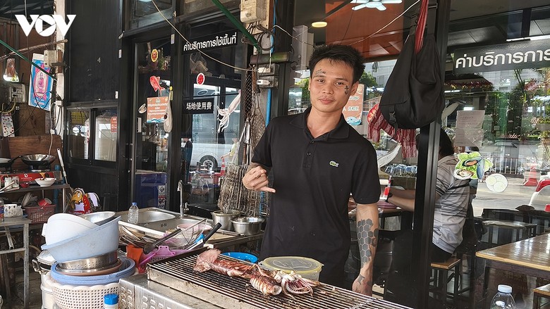 Quầy đồ ăn đông khách, món được nấu nóng tại chỗ, một dấu hiệu quán sạch