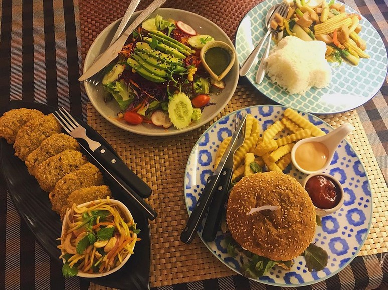 Quầy đồ chay nhiều món đậu phụ, nấm và rau xào trong food court trung tâm thương mại