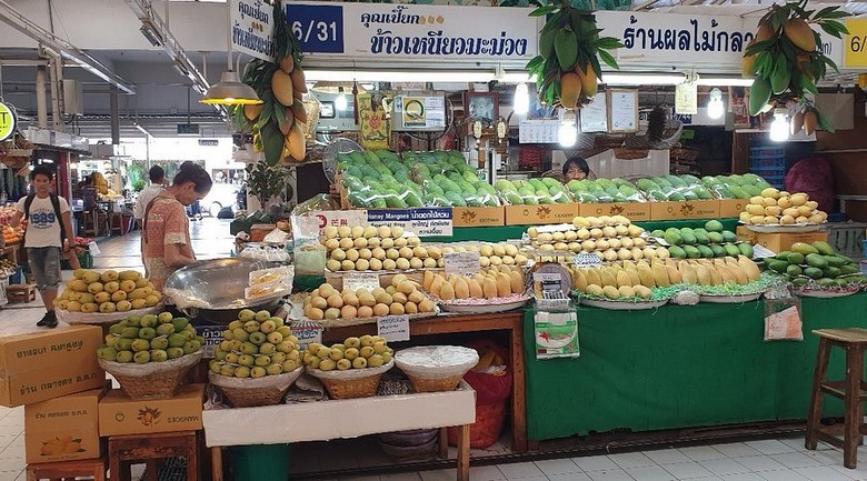 Quầy hoa quả niêm yết giá rõ ràng tại chợ Or Tor Kor Bangkok