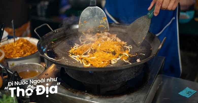 Quầy pad thai xào nóng hổi trên phố ẩm thực Yaowarat Bangkok về đêm