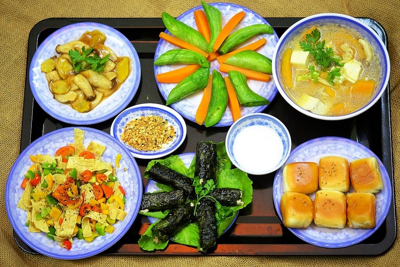 Suất cơm chay kiểu Thái với đậu phụ, nấm và rau củ nhiều màu