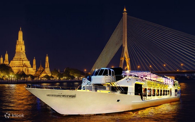 Tầng mái lộ thiên của du thuyền ngắm cảnh đêm Bangkok