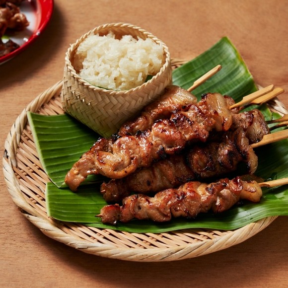 Xiên thịt heo nướng moo ping kèm túi xôi nóng