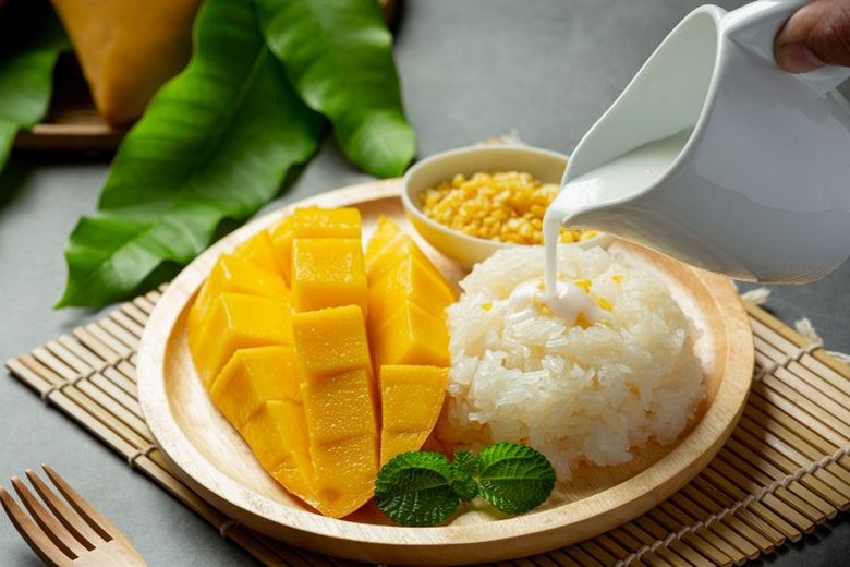 Đĩa xôi xoài chan nước cốt dừa, món tráng miệng đường phố Thái