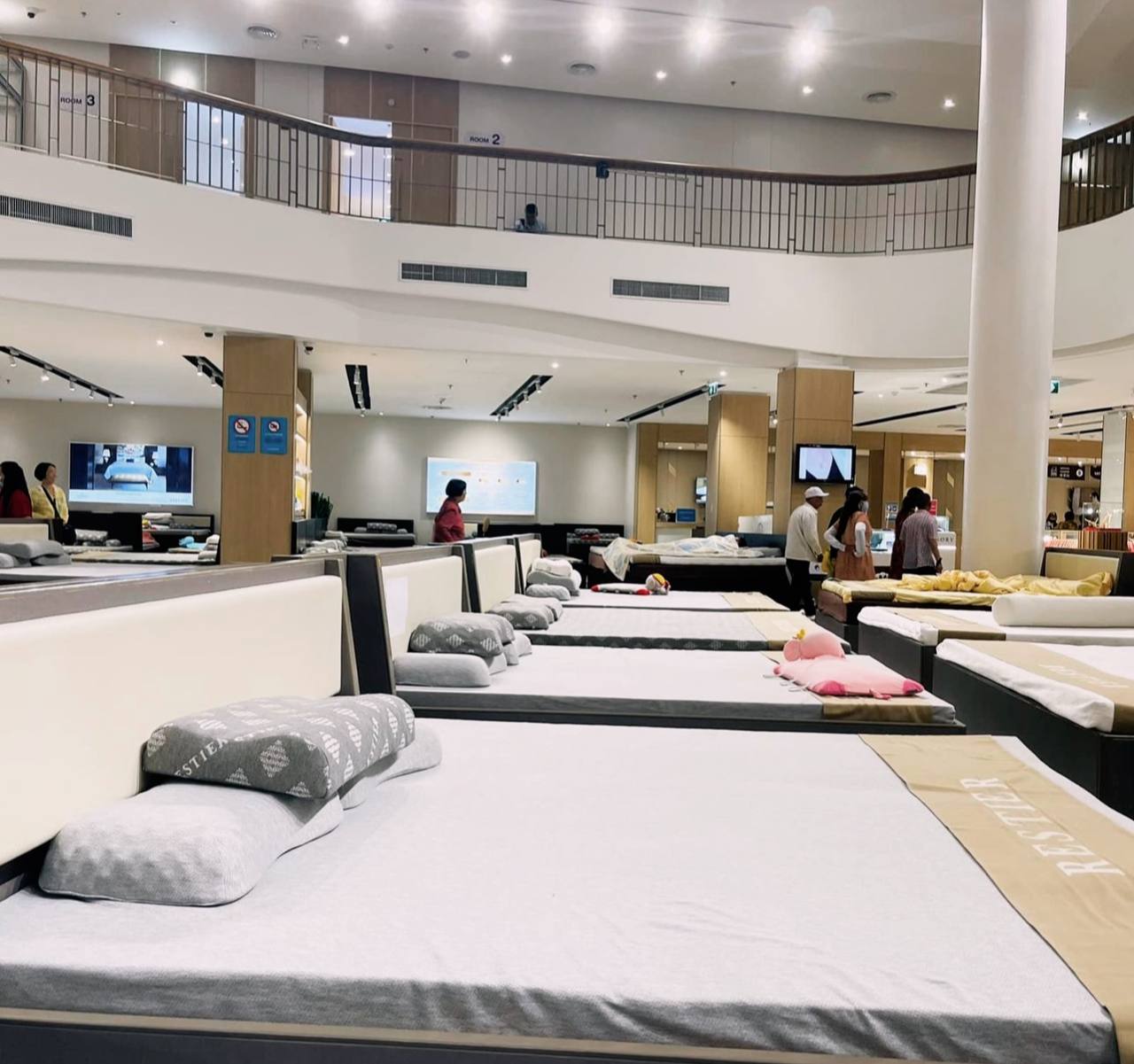 ​ gian hàng nệm và gối cao su trong điểm mua sắm của tour Thái